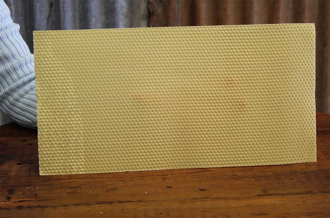  30PCS Beeswax Sheets, Bee-Wax Foundation Sheets 16-1/2 x 8-1/3  inch for Bee Hive Frames,Beeswax Sheets for Beekeeping,Candles  Making,Bee-Wax Honeycomb Sheets for Hives (42cm x 21cm) : Arts, Crafts &  Sewing